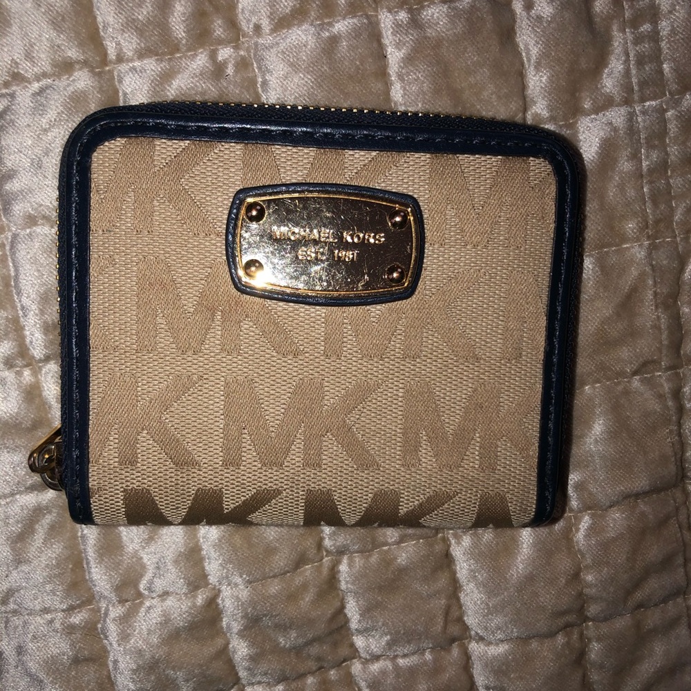 Small Michael Kors zipper wallet